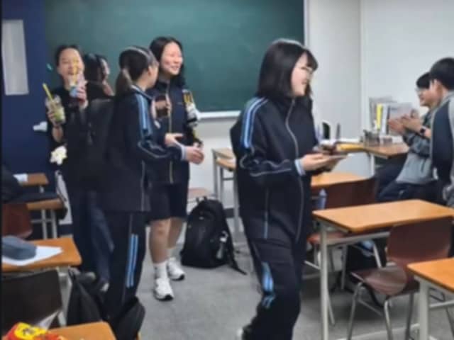 시험이 끝난 뒤 교실에서 간식을 나누는 학생들