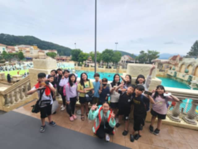 한맥학원 학생들이 여름 물놀이 나들이에서 다 함께 찍은 사진