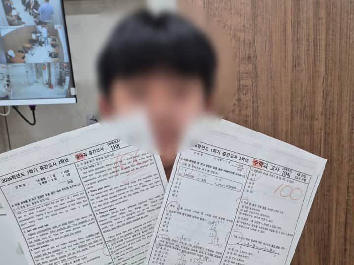 영어 100점, 수학 100점 시험지 두 장