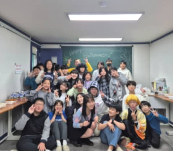 한맥학원 학생들이 교실에서 함께 찍은 단체 사진